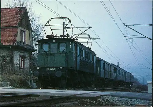 Elektro-Schnellzuglokomotive 117 107-3 bei Sachsenflur Baden 1990