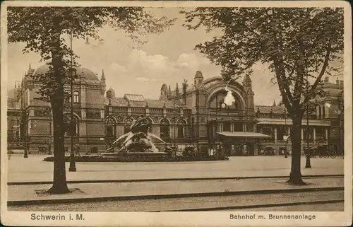 Ansichtskarte Schwerin Bahnhof m. Brunnenanlage 1922