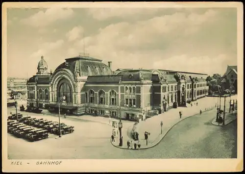 Ansichtskarte Kiel Bahnhof mit Autos auf dem Vorplatz 1932