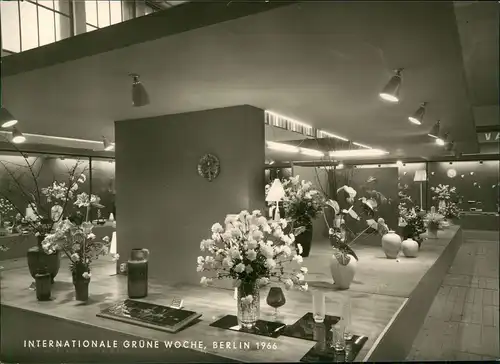Berlin Internationale Grüne Woche: Blumen und Zweige in Vasen 1966