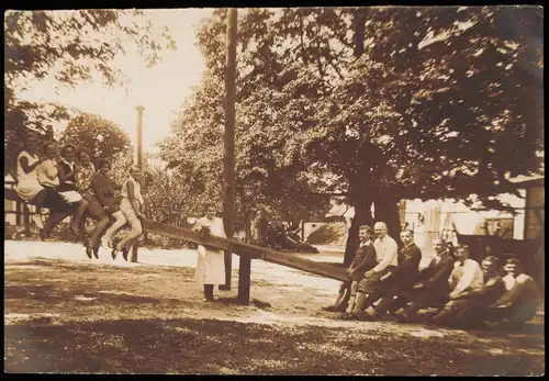 Menschen / Soziales Leben - Frauen und Männer auf Wippe 1930 Privatfoto