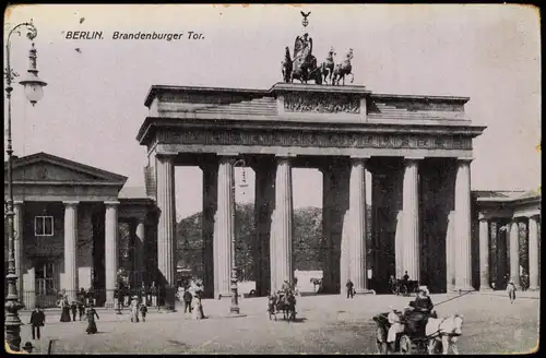 Ansichtskarte Mitte-Berlin Brandenburger Tor mit Kutschen 1916