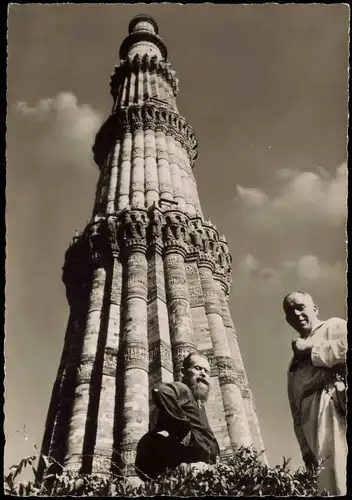 Deutsche Missionare vor dem berühmten Minarett Kutab Minar 1960
