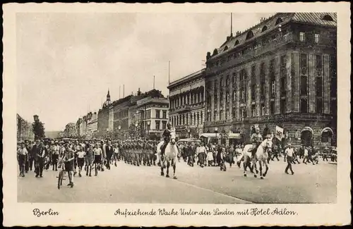 Mitte-Berlin Aufziehende Wache Unter den Linden mit Hotel Adlon. 1939