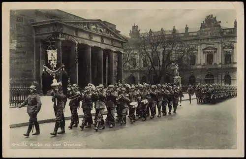 Ansichtskarte Berlin Wache vor dem Ehrenmal. 1940  gel. Feldpost WK 2