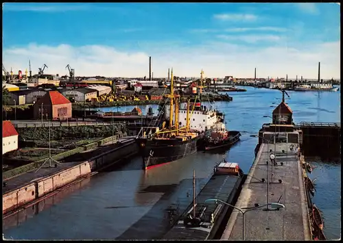 Bremerhaven Blick auf Schiffe, Doppelschleuse und Fischereihafen 1970