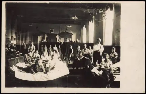 Ansichtskarte  Kinder in Notunterkunft - Saal WK1 1917