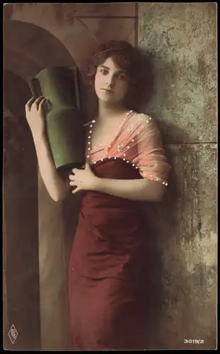 Ansichtskarte  schöne Frau mit Amphore Colorierte Fotokarte 1914