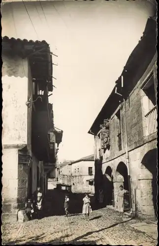 Santillana del Mar Ortsansicht, Straßen-Ansicht mit Personen 1940