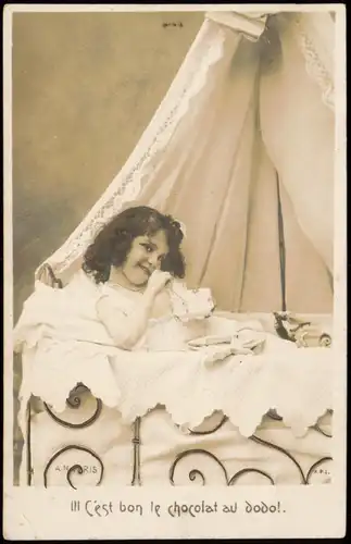 Ansichtskarte  Menschen (Kinder): Mädchen isst Chocolat im Bett 1912