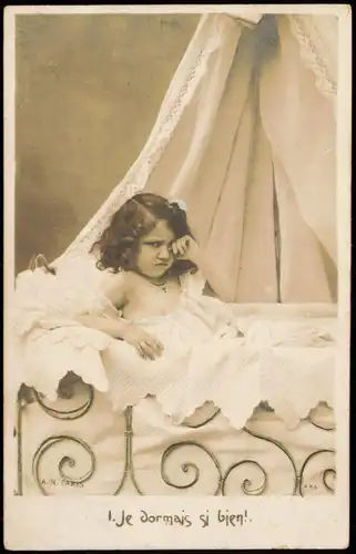 Ansichtskarte  Menschen (Kinder): Mädchen im Bett Je dormais si bien!. 1912