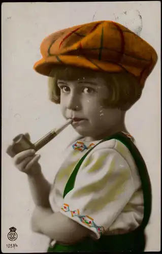 Menschen Kinder Mädchen Fotokunst mit Pfeife und Schiebermütze 1925