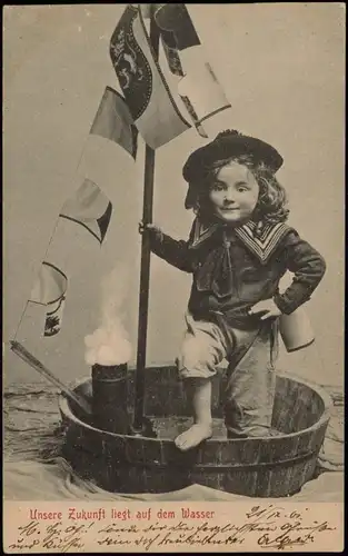 Junge in Badewannenboot Patriotika Unsere Zukunft liegt auf dem Meer 1901