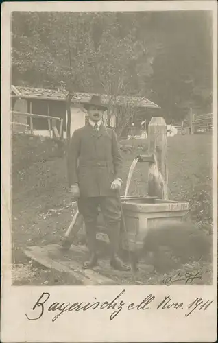 Bayrischzell Privatfoto-Ansicht Mann am Brunnen vor kleinem Haus 1910 Privatfoto