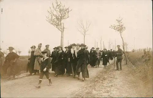 Foto  Wanderung feine Damen und Soldaten 1917 Privatfoto