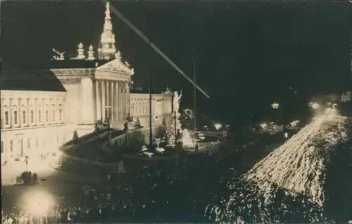 Foto Wien Fackelumzug vor dem Parlament bei Nacht 1923 Privatfoto