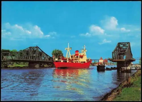 Rendsburg Schiff passiert die Alte Drehbrücke am Nord-Ostsee-Kanal 1980