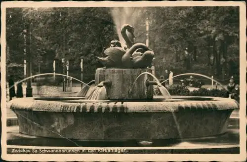 Ansichtskarte Zwickau Schwanenbrunnen in den Parkanlagen. 1936
