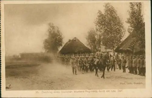 Ansichtskarte  Durchzug eines deutschen Infanterie-Regiments Rußland 1916