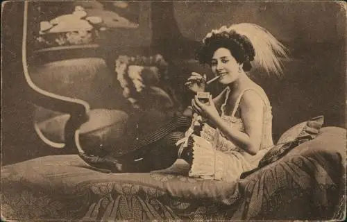 AK rauchende schöne Frau im Bett Erotik 1916 Feldpost Magdeburg Sudenburg