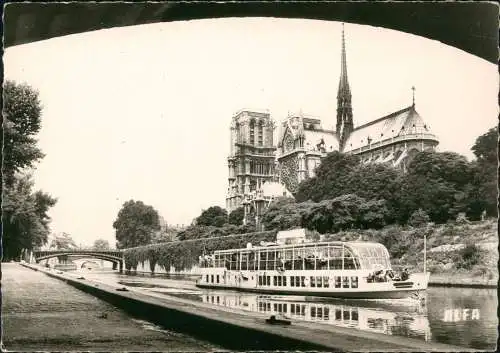 CPA Paris Promenade en Bateau Mouche coup d'oeil à Notre-Dame 1950