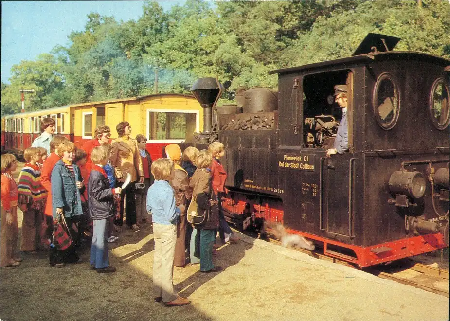 Ansichtskarte Cottbus Pioniereisenbahn, belebt 1982
