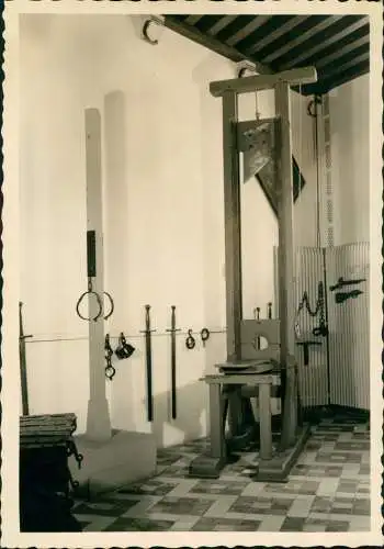 Brügge Bruges Hinrichtungsraum Guillotine Schwerter Fallbeil 1955 Privatfoto
