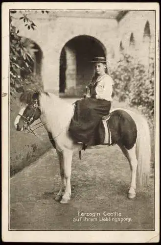 Adel und Persönlichkeiten Herzogin Cecilie auf ihrem Lieblingspony. 1911