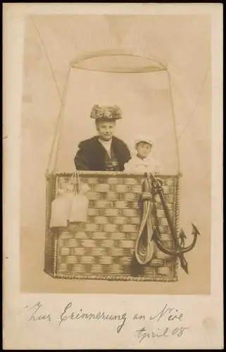 Ansichtskarte  Oma mit Enkelsohn im Ballon Fotokunst 1908