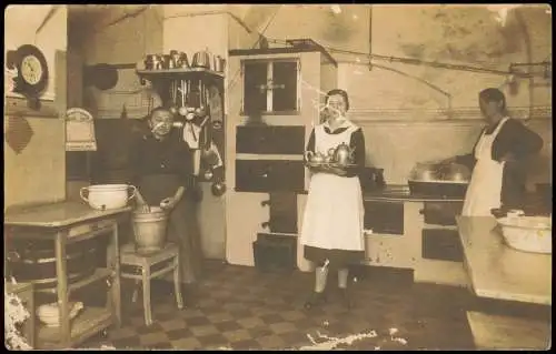 Ansichtskarte  Frauen in der Küche. Foto Schumann Pirna 1909
