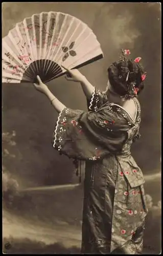 Ansichtskarte  Frau als Geisha mit Fächer - Fotokunst 1914