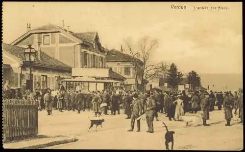 CPA Verdun L'arrivée des Bleus. Bahnhof Gare 1918  gel Feldpost