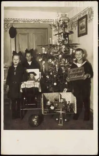 Weihnachten Christmas Kinder mit Geschenken vor Weihnachtsbaum 1928