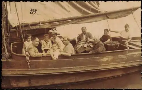 Ansichtskarte  Schiff Segelboot Familie im Boot 1926