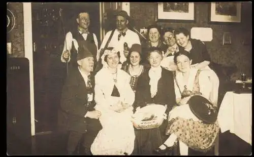 Ansichtskarte  Frauen und Männer beim Schlachtfest Wohnung 1913