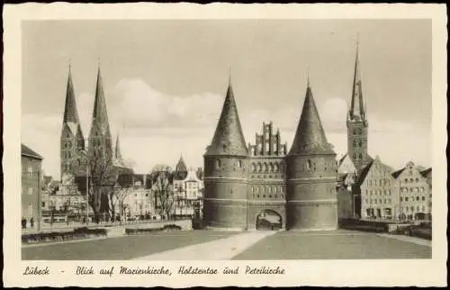 Ansichtskarte Lübeck Blick auf Marienkiche, Holstentor und Petrikirche 1956