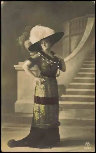 Ansichtskarte  Menschen / Soziales Leben - Frau schönes Kleid Federhut 1912