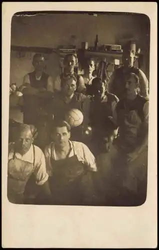 Menschen / Soziales Leben - Arbeiter mit Bällen in Werkstadt 1922 Privatfoto Foto