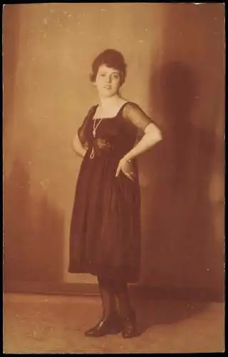 Ansichtskarte  Menschen / Soziales Leben - Frau lassiv im schwarzen Kleid 1917