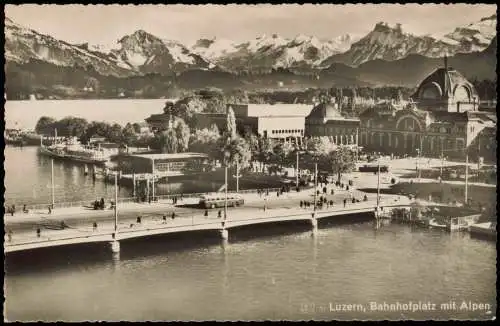 Ansichtskarte Luzern Lucerna Bahnhofplatz mit Alpen Panorama-Ansicht 1954