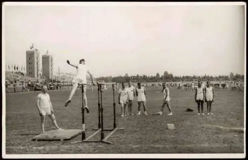 Foto  Stadien Sportanlagen Männer beim turnen 1939 Privatfoto