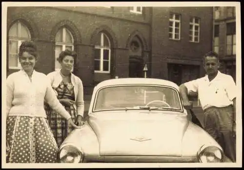 Foto  Verkehr/KFZ: Auto Wartburg Frauen und Mann 1956 Foto