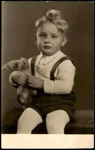 Ansichtskarte  Menschen/Soziales Leben - Junge mit Plüschhase 1946