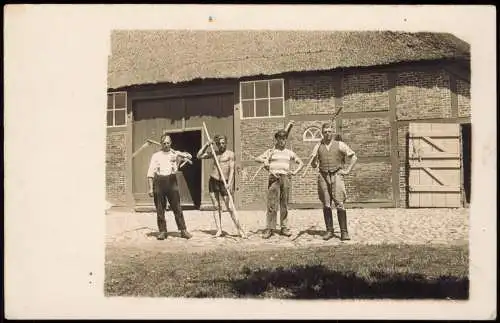 Bauern vor der Scheune Berufe /Arbeit: Bauern - Landwirtschaft 1924 Privatfoto