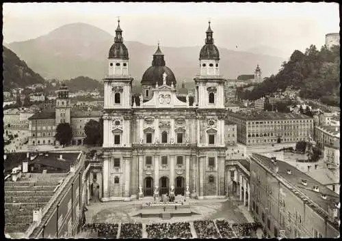 Salzburg Panorama-Ansicht mit Dom und das Jedermann-Festspiel 1960