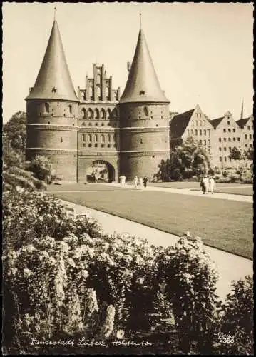 Ansichtskarte Lübeck Strassen Partie am Holstentor 1960