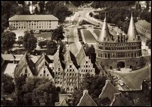 Ansichtskarte Lübeck Holstentor und Salzspeicher 1960