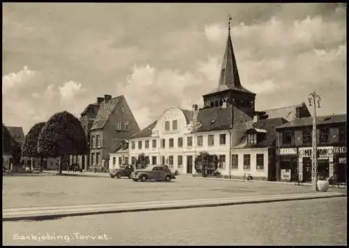 Postcard Torvet Saxkjøbing. Autos Geschäfte Danmark 1959