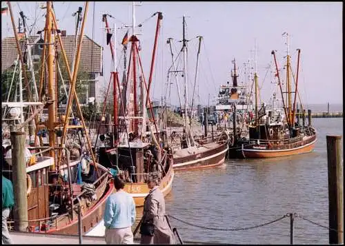 Ansichtskarte Neuharlingersiel Hafen, Fischerboote 1994  gel. Eckrandstück