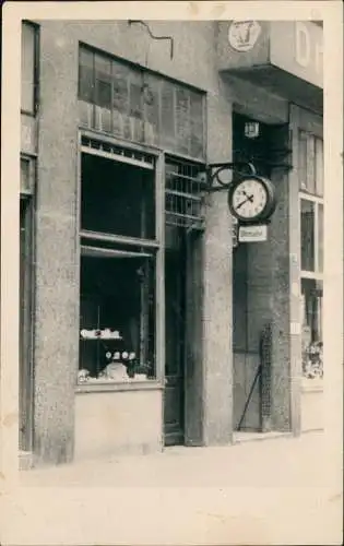 Ansichtskarte  Hausfassade Privataufnahme Uhrmacher Drogerie 1940